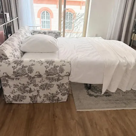 Veleslaveenka - Spacious In Old Town Apartment *
